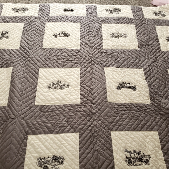 Detailed King Queen Sized Quilt With Embroidered Antique Cars Grey and White - Picture 3 of 11